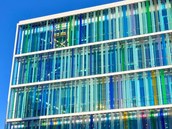 À Tampere, une façade en verre équipée d’ailettes pivotantes